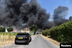 Vozilo pored požara u istočnom Londonu, 19. juli 2022.