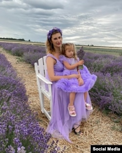 Ирина Дмитриева и дъщеря ѝ Лиза позират в лавандулово поле близо до Виница само дни преди детето да бъде убито при руски военен удар.