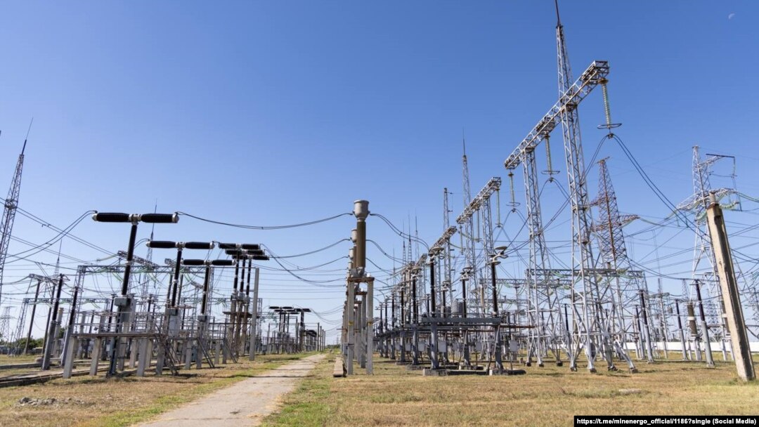 File:Overhead power lines in Dnipro, Ukraine.jpg - Wikimedia Commons