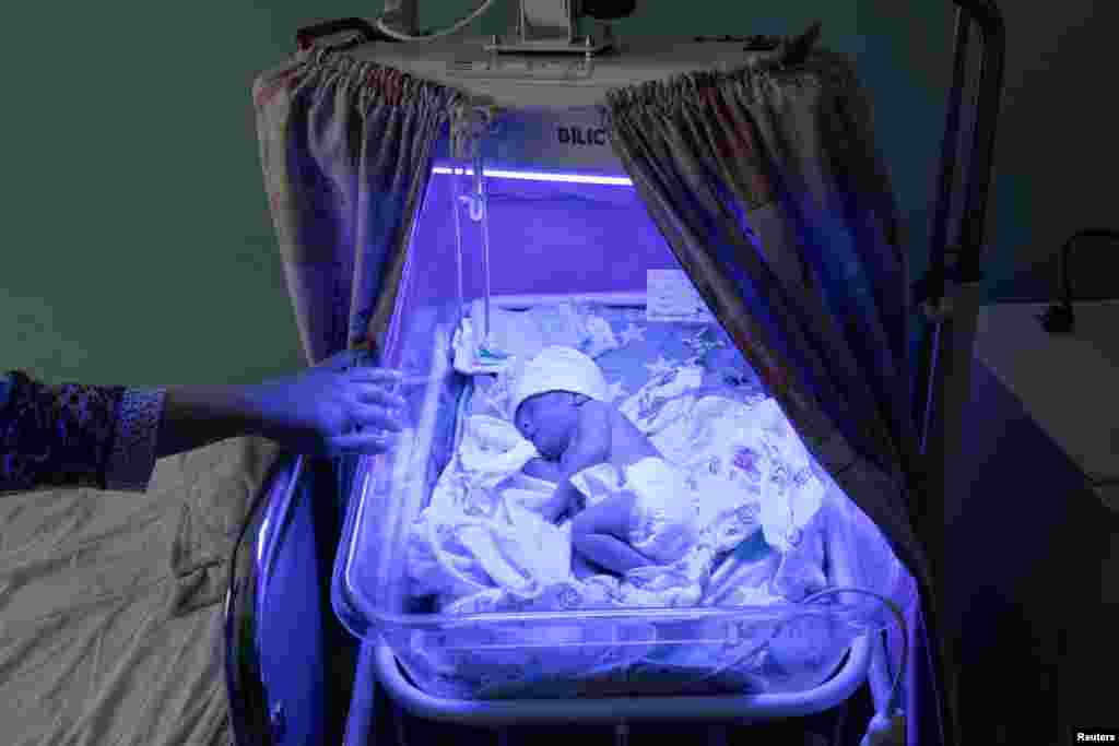 Egy kis újszülött a Pokrovszk szülészeti kórházban a Reuters fotóján. Tavaly a központban&nbsp;született ezer csecsemő mintegy 12 százaléka a terhesség 37. hete előtt jött világra.&nbsp;A február 24-i invázió óta a kórházban született 115 csecsemőből 19 volt koraszülött, ami körülbelül 16,5 százalékos arányt jelent.&nbsp;Donyeck régió, Kelet-Ukrajna, 2022. július 6.