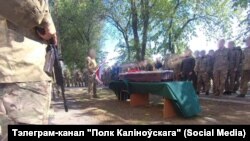 Цырымонія разьвітаньня з байцом палка Каліноўскага, 31 ліпеня 2022 году. Здымак з Тэлеграм-каналу "Полк Каліноўскага"