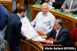 Tordai Bence, az ellenzéki Párbeszéd társelnöke megpróbálta átadni Orbán Viktornak a katatüntetők petícióját a parlamentben 2022. július 19-én, de a miniszterelnök nem vette át