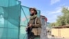 Taliban döyüşçüsü Ayman əl-Zəvahirinin öldürüldüyü evin yaxınlığında keşik çəkir