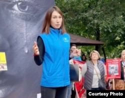 Экс-депутат маслихата Алматы Акбопе Абылкасимова на зоозащитном митинге