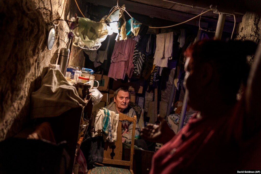 У той час, як наказ уряду про евакуацію переконав деяких жителів Донецької області тікати, інші вирішили залишитися. Квартира Ніни Грандової на третьому поверсі в Краматорську була пошкоджена російськими обстрілами в липні. Її чоловік&nbsp;Юрій&nbsp;&ndash; з інвалідністю &ndash; живе в підвалі будинку від початку російського вторгнення 24 лютого. Проте жінка каже, що вони не планують їхати і готові підписати документ, якого вимагає влада, про те, що ті, хто залишився, беруть на себе відповідальність за своє життя. &laquo;Мені нікуди йти. Я повинна піклуватися про свого чоловіка,&nbsp;&ndash; сказала Ніна. &ndash; Що буде, те й буде&raquo;