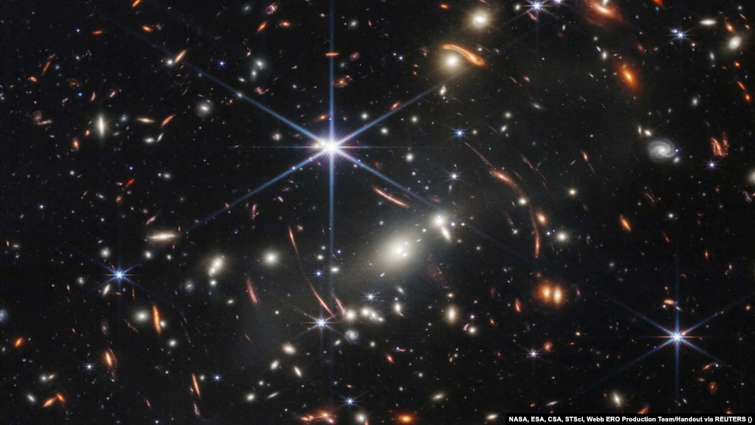 Construcția telescopului James Webb a început în 2004, iar după 17 ani, la finele lui 2021, a fost lansat în spațiu din Kourou (Guiana Franceză). 