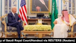 Regele saudit Salman bin Abdulaziz îl primește pe președintele SUA, Joe Biden, la palatul Al Salman, la sosirea acestuia la Jeddah, Arabia Saudită, 15 iulie 2022