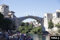 Skokovi sa Starog mosta u Mostaru su jedna od posjećnijih manifestacija tokom ljeta. Ove godine skokovi su održani 31. jula.