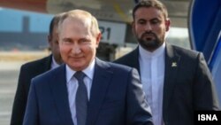 Владимир Путин сходит с трапа самолета в Тегеране. 19 июля 2022 года