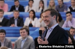 Президент РФ Дмитрий Медведев на встрече с молодыми учеными, инноваторами и предпринимателями в здании Московской школы управления "Сколково", 2011 год