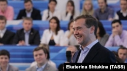 Президент РФ Дмитрий Медведев на встрече с молодыми учеными, инноваторами и предпринимателями в здании Московской школы управления "Сколково", 2011 год