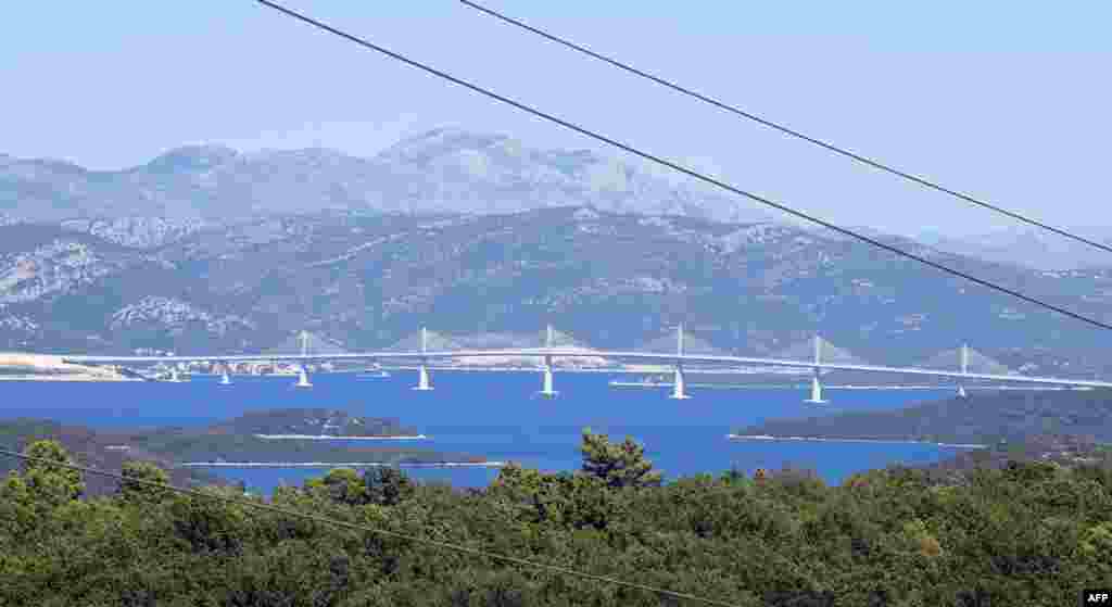 Пељешкиот мост меѓу Комарна на јадранскиот брег и Бријешта на полуостровот Пељешац се отвора 28 години откако се појави идејата за сообраќај што го поврзува Дубровник со другиот дел на Хрватска и две децении по започнувањето на првите проекти.