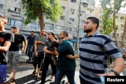Ljudi pomažu ranjenoj osobi nakoj eksplozije u Gazi, 5. avgust 2022.