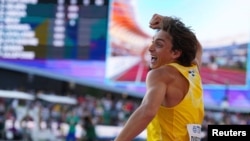Арманд Дуплантис се радва след скока, с който подобри собствения си световен рекорд.