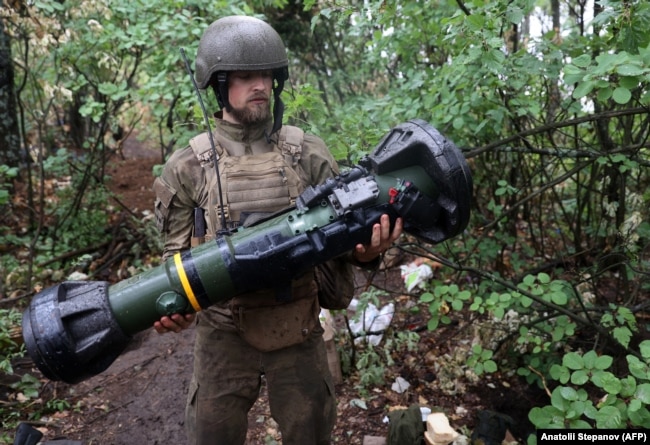 Украинский военнослужащий держит легкое противотанковое оружие нового поколения (NLAW) на позиции недалеко от линии фронта на юге Харьковской области, 11 июля 2022 года