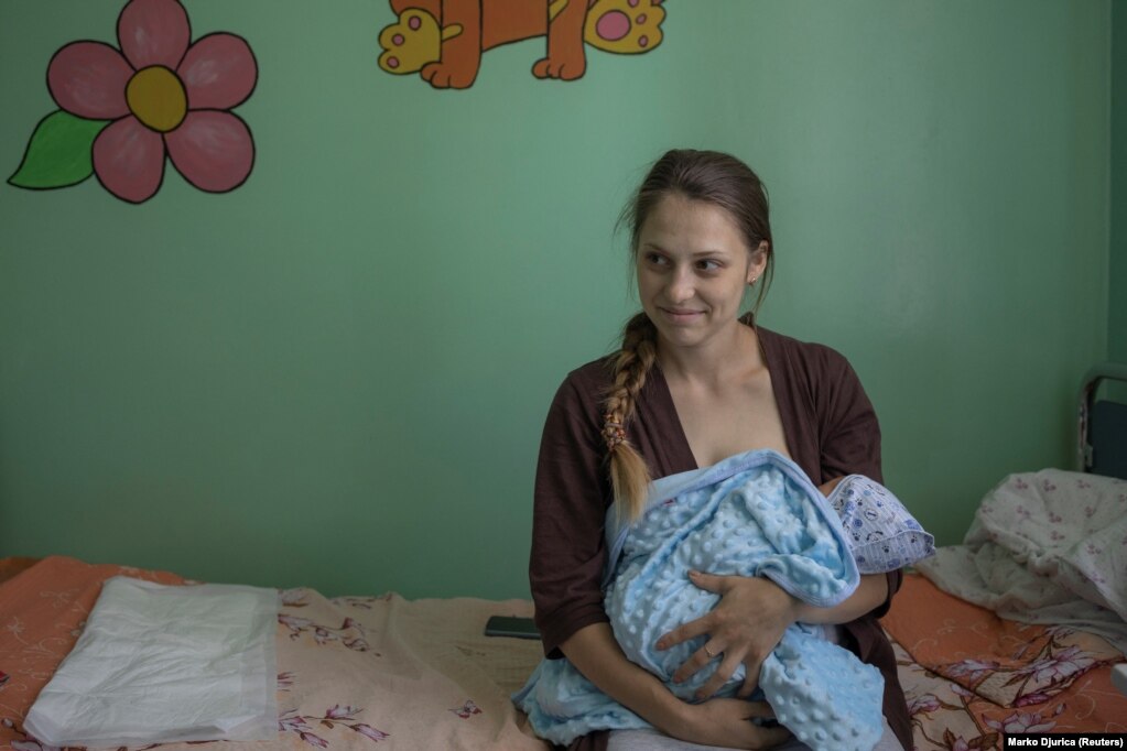 Iryna Budakova, 24 vjeçe, duke mbajtur në krahë djalin e saj të lindur dy ditë më parë dhe të cilit ende nuk ia ka lënë emrin.