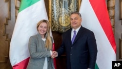 Джорджа Мелони подкрепя унгарския премиер Виктор Орбан в битката му с Брюксел - среща между двамата в Будапеща още през 2018 г.
