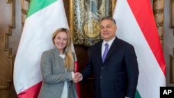 Giorgia Meloni, az Olaszország Fivérei vezetője Orbán Viktor miniszterelnökkel ráz kezet a Parlamentben, Budapesten 2018. február 28-án