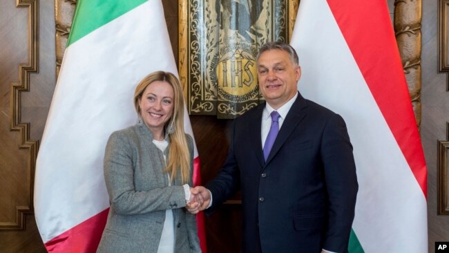 Джорджа Мелони подкрепя унгарския премиер Виктор Орбан в битката му с Брюксел - среща между двамата в Будапеща още през 2018 г.