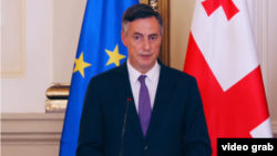 Грузия - председатель Комиссии Европарламента по иностранным делам Дэвид Макалистер во время пресс-конференции в Тбилиси, 20 июля 2022 г.