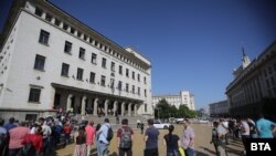 Хора се редят на опашката пред сградата на Българска народна банка, за да закупят златна възпоменателна монета на тема „Паисий Хилендарски – два златни лева“ на 27 юни 2022 г. 