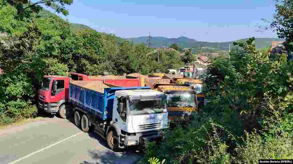 Barikada koju su kamioni napravili u mestu Rudare, na putu prema granici sa Srbijom.