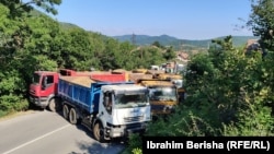 Barikada koju su kamioni napravili u mestu Rudare, na putu prema granici sa Srbijom, 1. augusta 2022