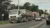 В Крыму заметили колонну грузовиков с зерном в сопровождении военных автомобилей (+фото)