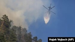 Гасіць агонь спрабуюць з дапамогай самалётаў, зь якіх скідаюць тысячы літраў вады