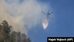 Пожежу намагаються побороти літаками, з яких скидають тисячі літрів води