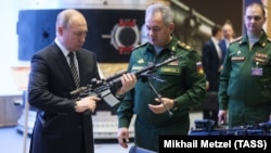 Президент РФ Владимир Путин и министр обороны РФ Сергей Шойгу (слева направо), 2021 год