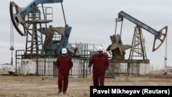 Нефтяники на месторождении в Мангистауской области Казахстана