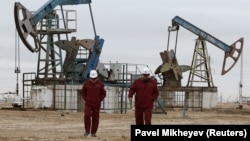  Нефтяники на месторождении в Мангистауской области Казахстана 