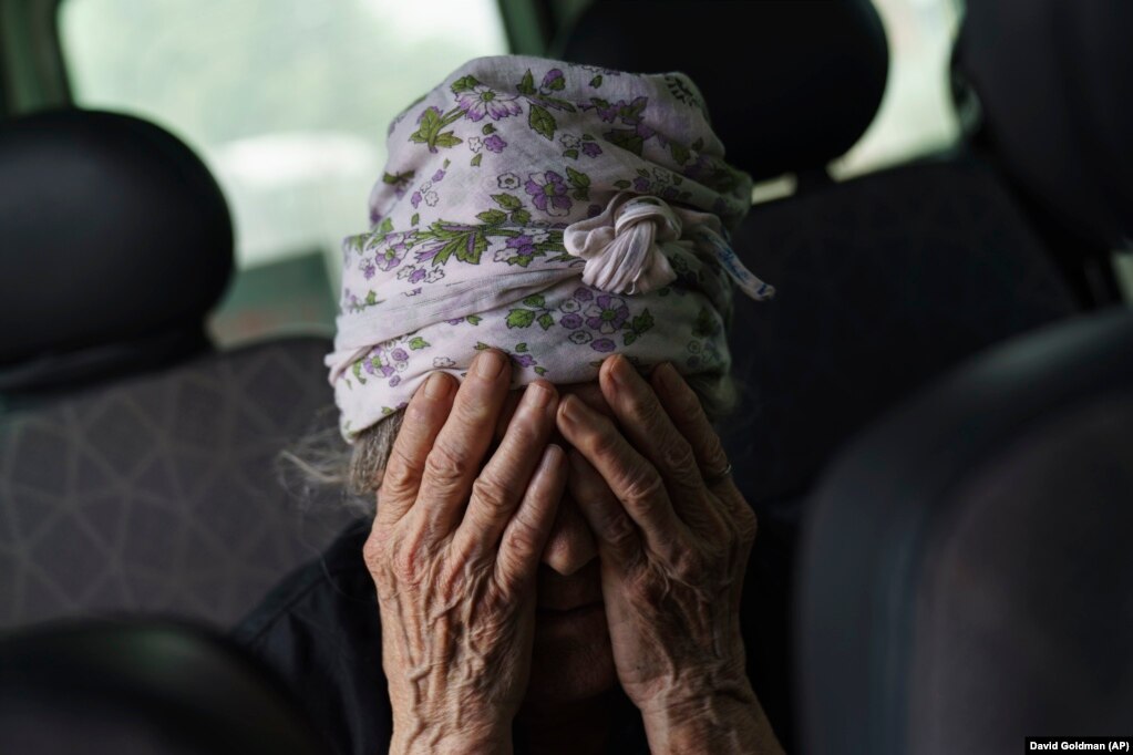 &laquo;Боже, допоможи, Боже,&nbsp;&ndash; повторювала Абрамановська, хрестячись тремтливими руками. &ndash; Здається, я збожеволію&raquo;. Вона розповіла, що дуже налякана після того, як вибухи в її селі стали &laquo;кошмаром&raquo;, і донька переконала її евакуюватися. У жінки ще живі дитячі спогади про німецьких солдатів, які окупували Україну під час Другої світової війни. Але досвід російського бомбардування&nbsp;для неї став набагато гіршим. &laquo;Вони звірі, шакали. Боже, прости мене за те, що я говорю,&nbsp;&ndash; сказала вона. &ndash; Як це можливо? Вони вбивають дітей&raquo;