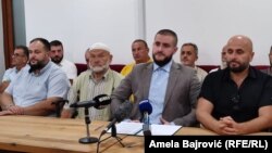 Predsednik Stranke pravde i pomirenja (SPP) Usame Zukorlić (treći s leve strane)