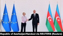 Եվրահանձնաժողովի նախագահ Ուրսուլա ֆոն դեր Լայենը և Ադրբեջանի նախագահ Իլհամ Ալիևը էներգետիկ համաձայնագիրը կնքելուց հետո, Բաքու, 19-ը հուլիսի, 2022թ.