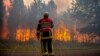 Vatrogasac radi na suzbijanju požara koji je izbio u blizini Landirasa, dok se šumski požari nastavljaju širiti u regiji Gironde u jugozapadnoj Francuskoj, juli 2022.