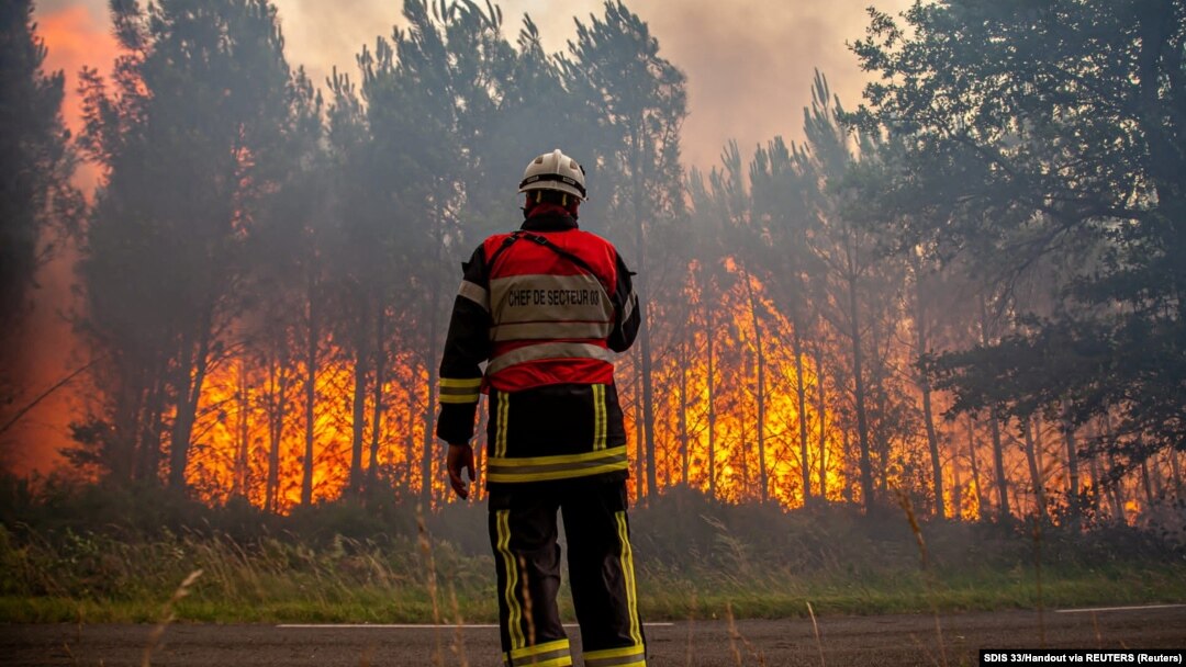 Un pompier din Franța privește la o pădure în flăcări. Franța este una dintre cele mai afectate țări de incendiile de vegetație din ultimele zile. 