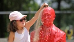 Статуя на руския президент Владимир Путин е поставена в Сентръл парк в Ню Йорк.