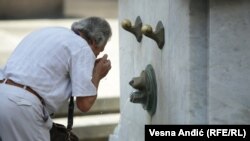 Nedeljama unazad primećena je povećana potrošnja vode u gradovima Srbije. Vodovodi iz Užica, Sremske Mitrovice, Niša, Kladova apelovali su na građane da smanje nenamensku potrošnju vode kako ne bi došlo do restrikcija.