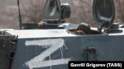 Расейскі вайсковец падчас нападу на Ўкраіну. Ілюстрацыйнае фота