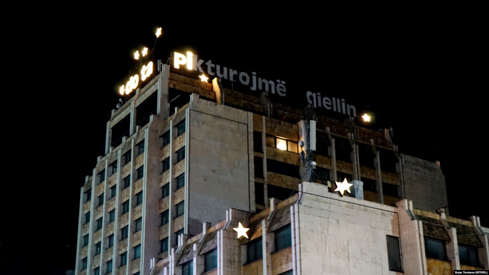 Sipër Hotelit Grad është shkruar " Do ta pikturojmë qiellin".