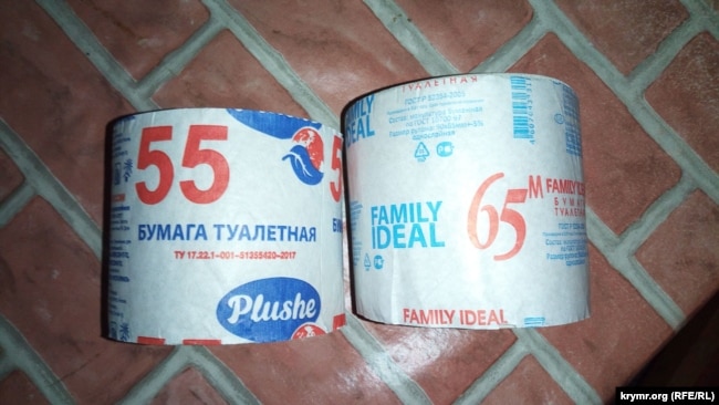 Туалетная бумага марки «55» с зауженной шириной рулона в магазинах Ялты, появившаяся после введения международных санкций против России в связи с ее полномасштабным вторжением в Украину, 24 июня 2022 года
