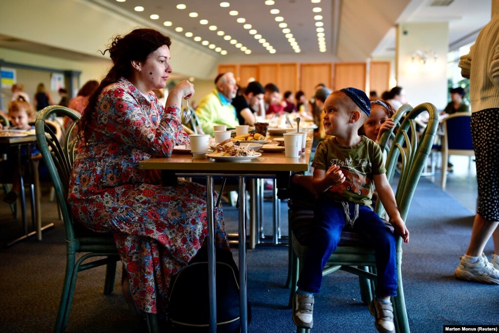 Mëngjesi në fshatin humanitar.