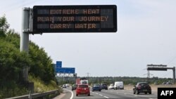 Avertizare pe austostrada M11 la nord de Londra: „Căldură extremă. Organizați-vă atent călătoria. Luați apă”, 17 iulie 2022