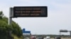 Marea Britanie: Indicator rutier pe care scrie „Căldură extremă, planificați-vă călătoria, luați apă cu voi", avertizându-i pe automobiliști cu privire la valul de căldură prognozat pentru 18 și 19 iulie, pe autostrada M11, la nord de Londra, 17 iulie 2022