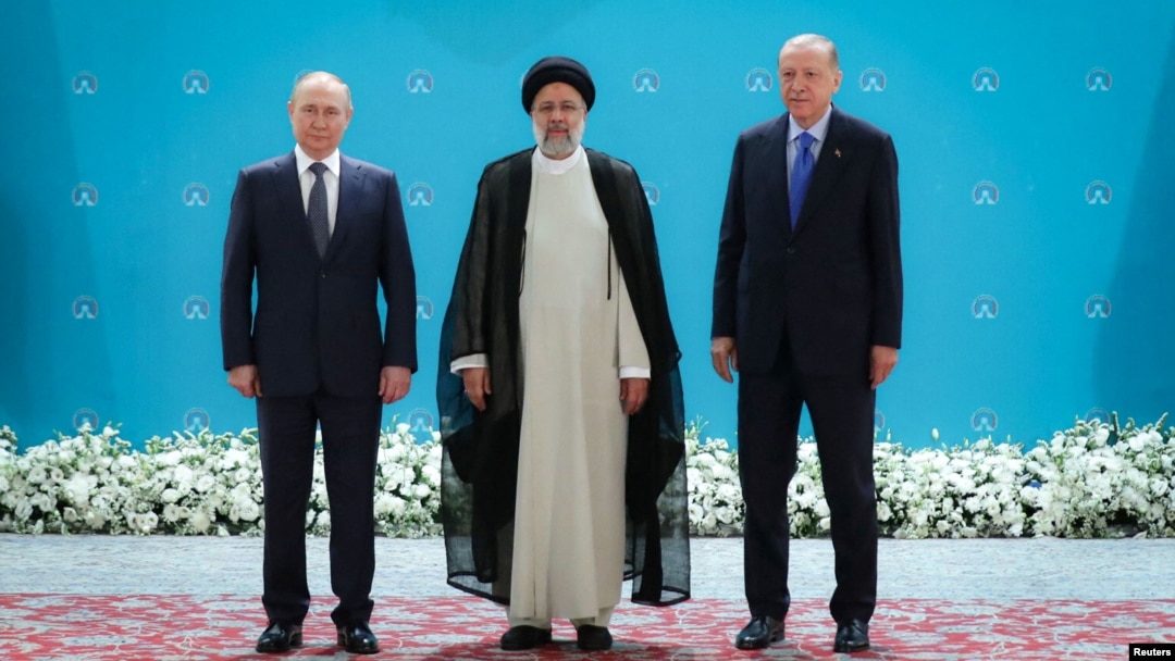 Vladimir Putin, președintele iranian Ebrahim Raisi și Tayyip Erdoğan înainte de o reuniune a liderilor din cele trei state garante ale procesului de la Astana, menit să găsească o soluție de pace în criza siriană. Teheran, Iran, 19 iulie 2022.