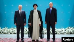 Vladimir Putin, președintele iranian Ebrahim Raisi și Tayyip Erdoğan înainte de o reuniune a liderilor din cele trei state garante ale procesului de la Astana, menit să găsească o soluție de pace în criza siriană. Teheran, Iran, 19 iulie 2022.