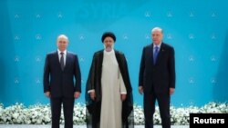 از راست به چپ: رجب طیب اردغان رئیس جمهور ترکیه٬ ابراهیم رئیسی رئیس جمهور ایران و ولادیمیر پوتین رئیس جمهور روسیه 