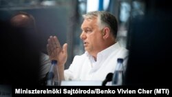 Discursul de sâmbătă, 23 iulie 2022, a lui Viktor Orbán cuprinde pasaje controversate. Aflat tot la Tușnad, dl. Orbán a lansat în 2014 un concept devenit fapt: „regimul iliberal”. El se opune valorilor liberale specifice democrației și accentuează caracterul național.